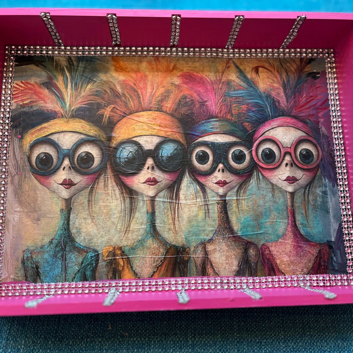 Die Zuckerschnecken – pinkes Tablett mit vier Figuren mit Brille und bunten Federn