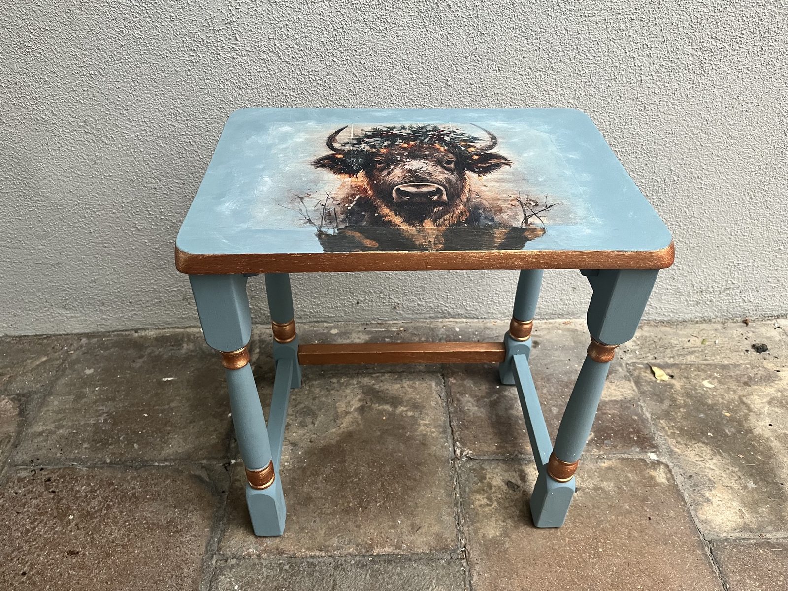Tischlein Alma – kleiner Beistelltisch mit handgemaltem Bison-Motiv