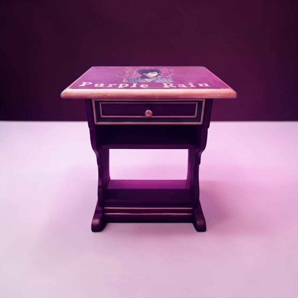 Purple Rain – Nachttisch in Purpur mit goldenen Kanten und Schriftzug auf der Platte