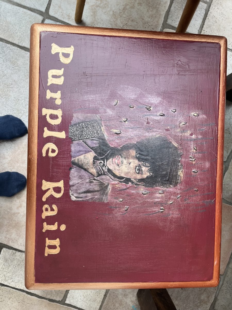 Tischplatte von Purple Rain – Schriftzug und handgemaltes Porträt mit lila Tropfen